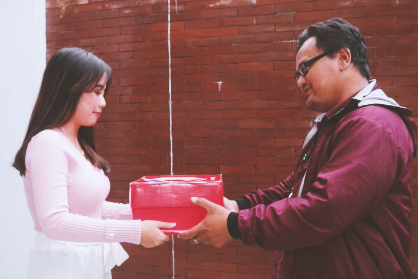 kirim hadiah ke keluarga di rumah