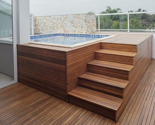 kolam renang dengan wooden deck