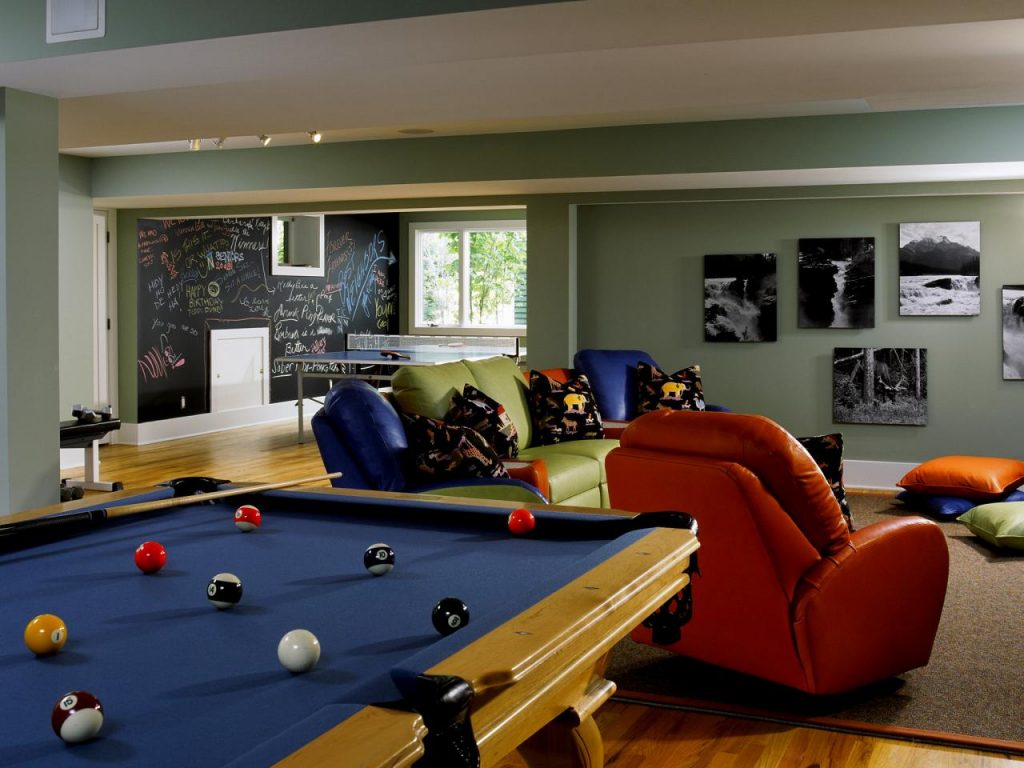 ruang tengah dengan meja billiard