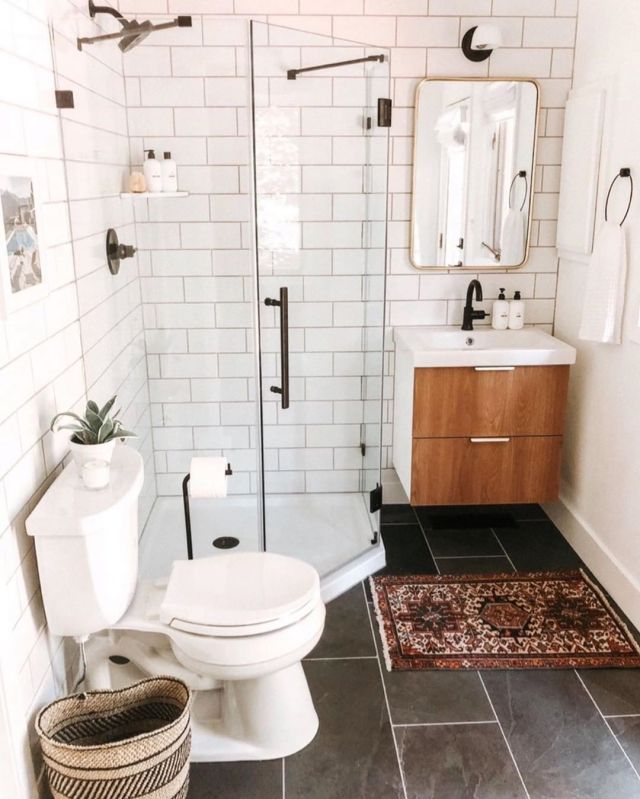 kamar mandi dengan warna dan corak menarik