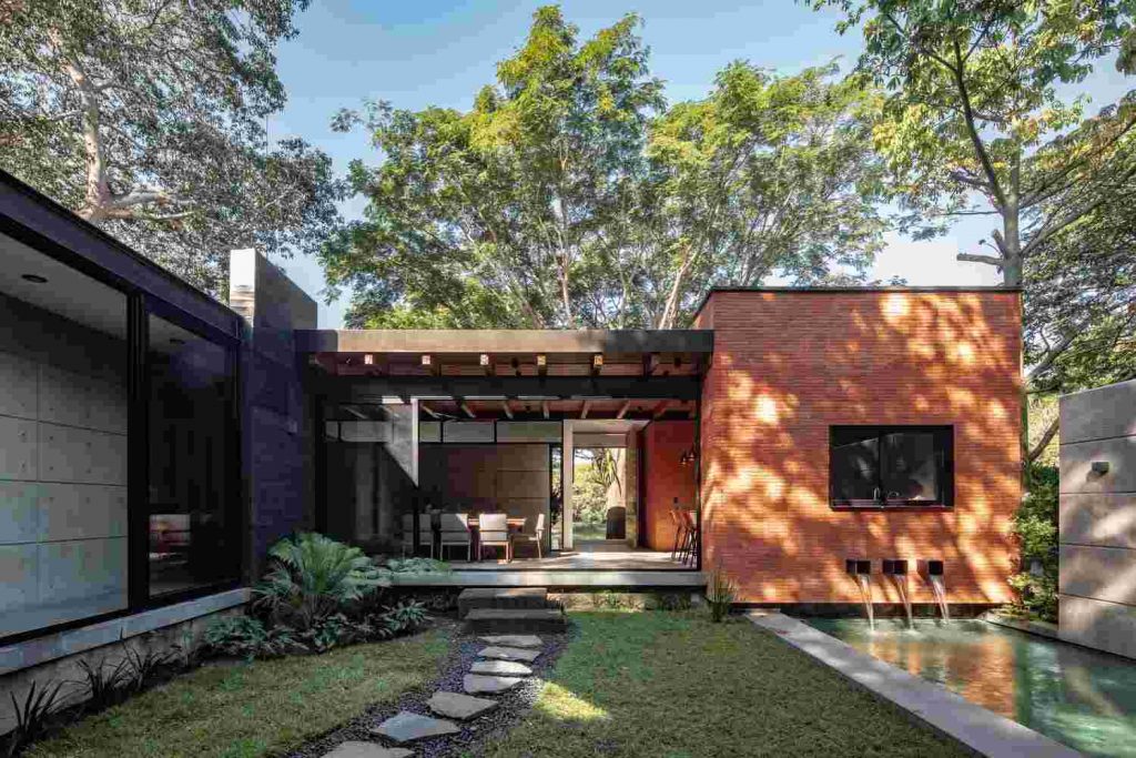 Rumah Bentuk L yang rindang
