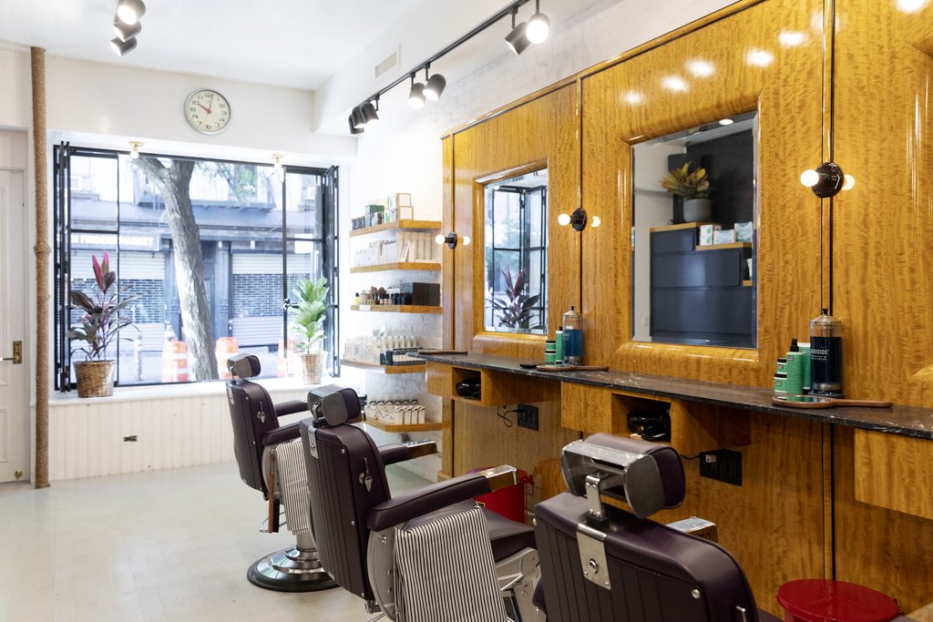 barbershop tembok coklat