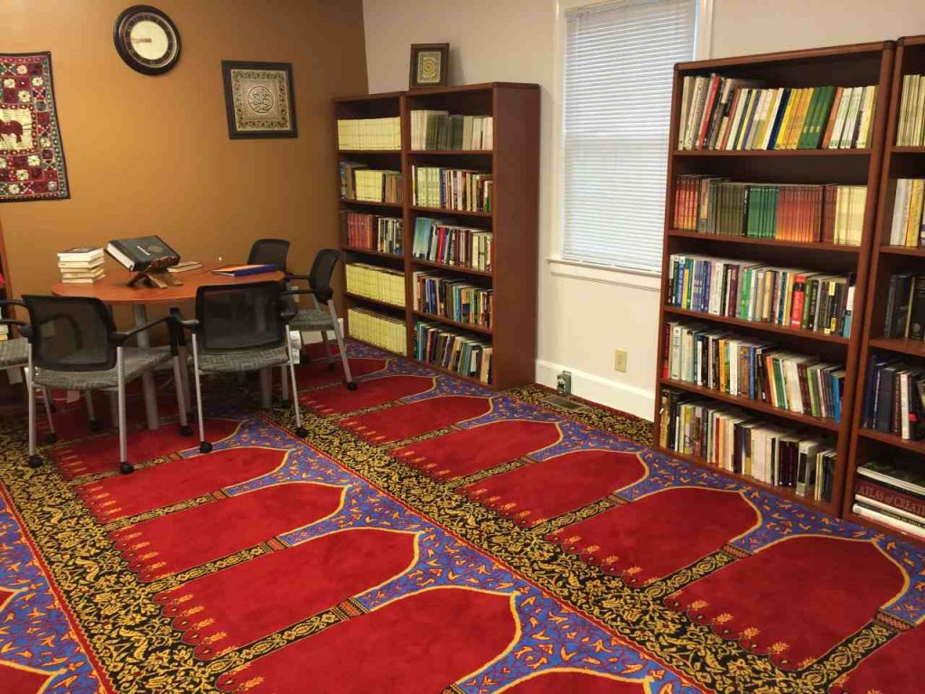 mushola sekaligus perpustakaan rumah