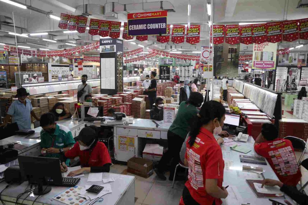 Suasana belanja di toko bangunan magelang qhomemart