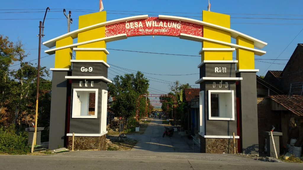 gapura warna kuning kombinasi hitam