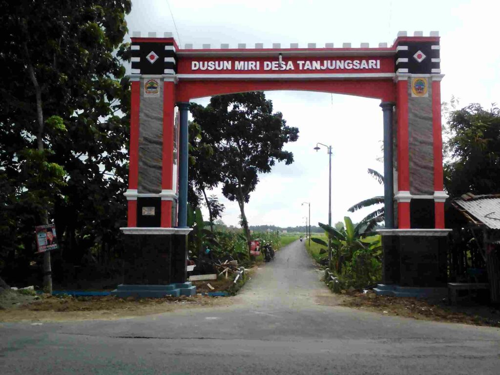 kombinasi gapura merah putih hitam