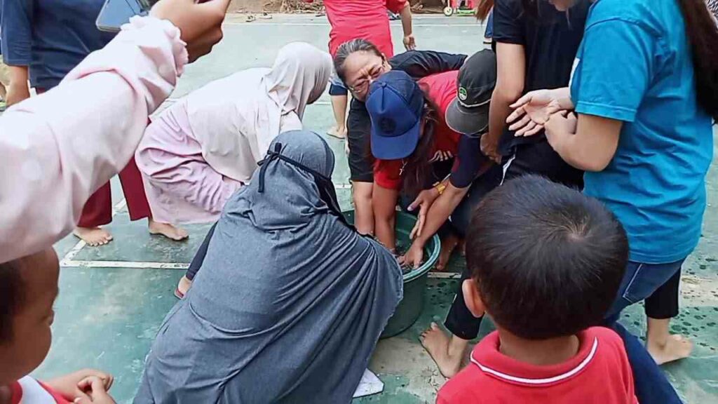 lombu ibu ibu 17an menangkap belut atau ikan