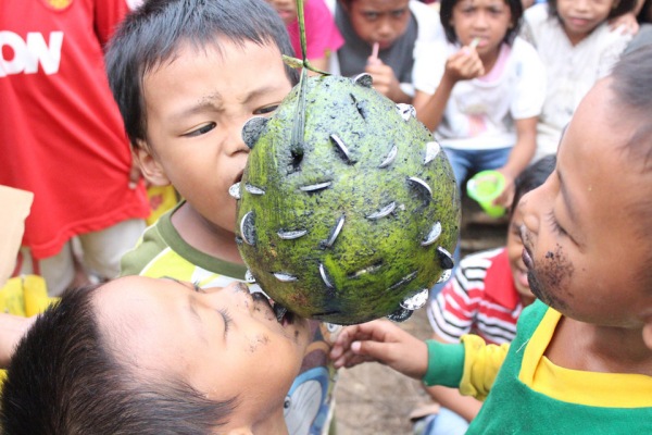 mengambil koin lomba 17an unik