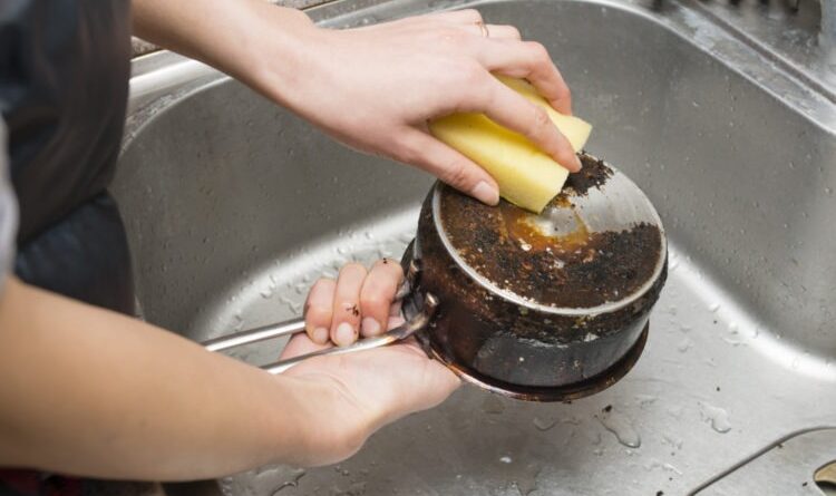 cara membersihkan kerak wajan