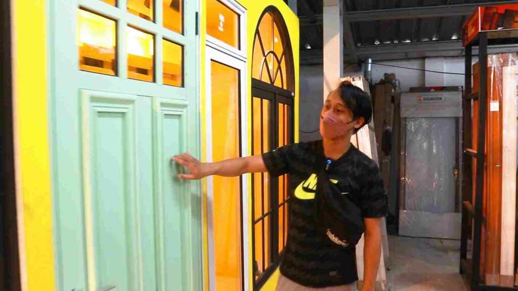 Suasana belanja pintu kaca di qhomemart