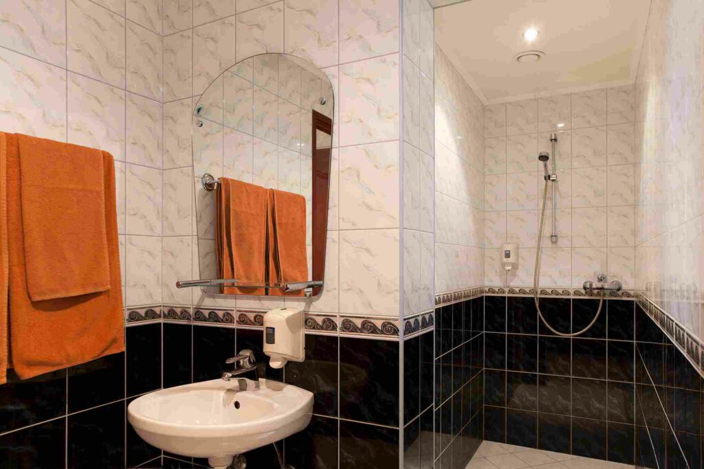 kamar mandi hitam kombinasi putih