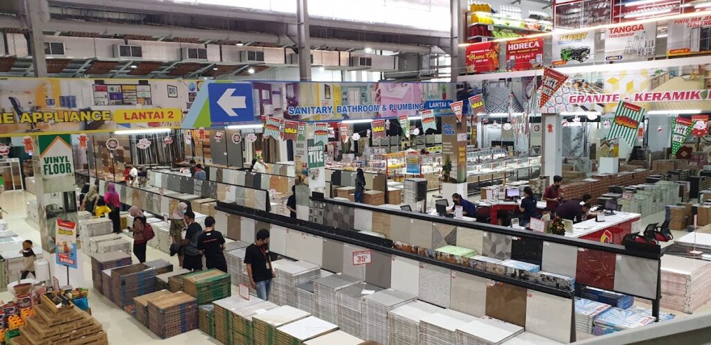 suasana belanja di toko keramik qhomemart