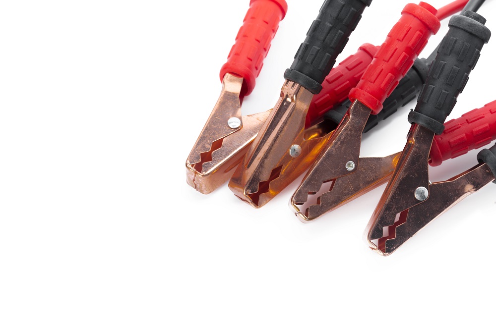 siapkan kabel jumper untuk jumper mobil