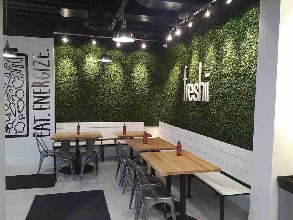 dinding memakai elemen rumput buatan