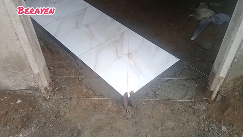 atur bagian as di tengah pintu