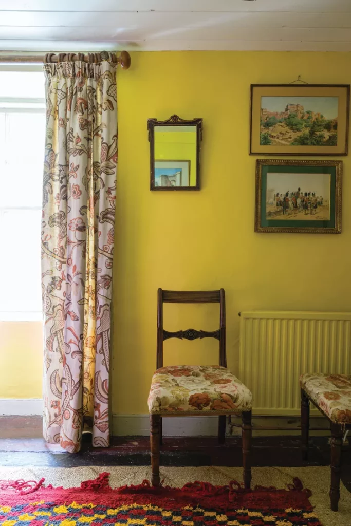 warna kuning cerah vintage pada tembok