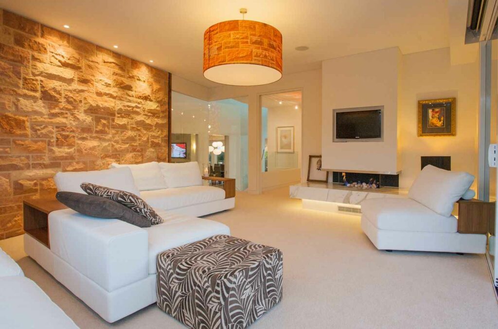 interior nuansa warna cream dengan wall panel