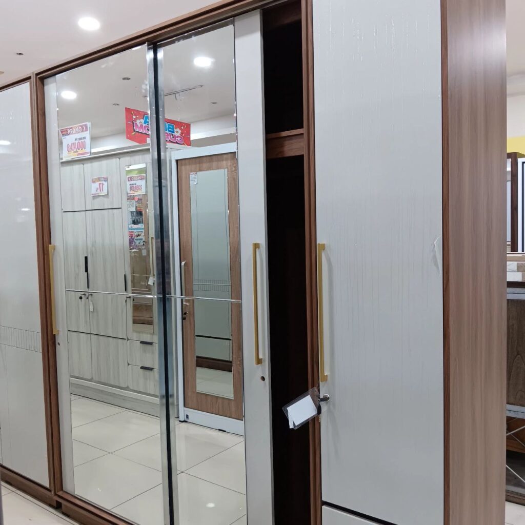 lemari sliding tiga pintu 