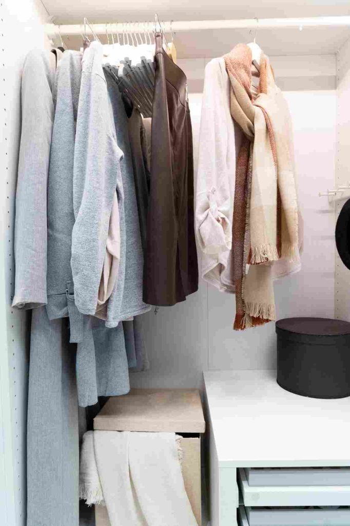 gantungan baju walk in closet 
